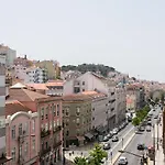 Lisbon Luxury Retreat! 2 Suites, Balcony & Views!!