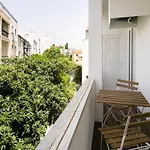 Lisbon Luxury Retreat! 2 Suites, Balcony & Views!!